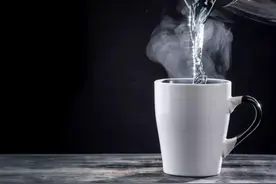 千万别用这6种杯子“喝开水”，很多人不在意，出了问题就晚了图片