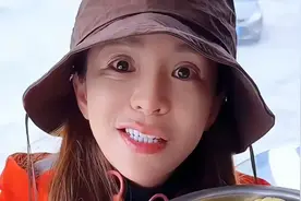 朱迅难得露脸，是名副其实的老人了，脸上全是褶子比不过董卿！图片