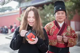 第一批挣外国人钱的年轻人已经不上班了，带外国人骑行日赚千元图片