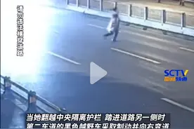 老人翻越护栏，被撞身亡，交警：机动车有责。图片