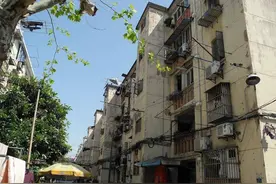 老百姓建议，别再瞎折腾老旧预制板楼了，原地重建才是正途！图片