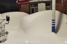 直击黑龙江鹤岗降雪：已破纪录，最大积雪深48厘米，地面完全被雪覆盖车辆几乎被雪掩埋图片