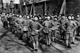 1949年国民党军队逃窜台湾时，带走了大量的儿童和青年学生图片