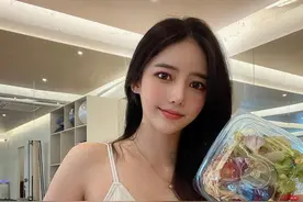 《韩国美女老板娘出马，瑜伽裤下的身材惊艳众人》图片