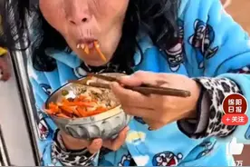 看哭！河南一残疾小学生将午饭让给残疾妈妈吃，网友：红十字会呢图片