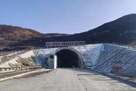 西成铁路早仁道1号隧道顺利贯通图片