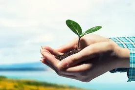 意外察觉丈夫和闺蜜偷情，气的直发抖并尖叫：你们居然干这种事！图片
