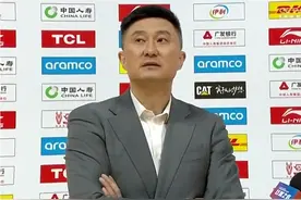 杜锋赛后表情快哭了！镜头前诉完苦就瞄准球迷，对比杨鸣差距太大图片