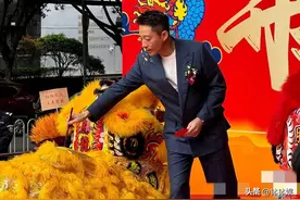 麻六记新店开业！汪小菲空降广州，西装配运动鞋，身体暴瘦很憔悴图片