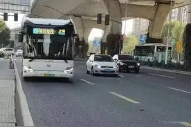 上海一公交车站附近，水泥块从天而降？“一声巨响，很多人吓得四散避开”图片