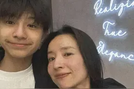 董洁带儿子去工作室，15岁顶顶高妈妈一头，母子俩相处方式好温馨图片