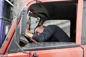 41岁货车司机累死车上，十几天都未被人发现，职业辛酸让人泪目！图片