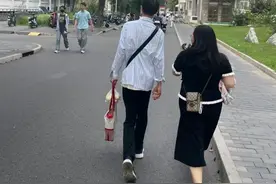 韦东奕太善良，被一女生追着聊天，不急也不躲，情感问题被讨论图片