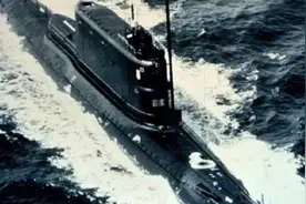 1974年，美国正在打捞苏联潜艇，一枚核导弹突然从潜艇裂缝中滑出图片