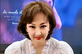 52岁牛莉近照曝光，整容脸朝天鼻实在认不出，网友：真是有钱烧的图片
