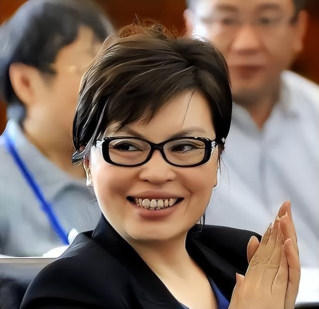 李瑞英现状：在海南当大学老师，丈夫身份不一般，儿子成她的骄傲