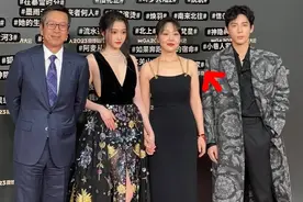 关晓彤走红毯穿搭显粗壮，闫妮穿拖鞋走红毯图片