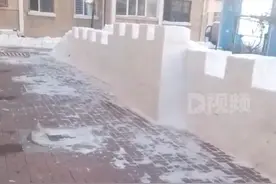 东北大爷把楼下积雪砌成20米城墙：就当锻炼身体，顺便清理积雪图片