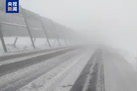 和静突遇大风降雪天气 部分道路积雪厚度达10厘米图片