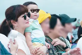 Selina带1岁儿子看音乐会 正脸出镜脸颊饱满超可爱图片