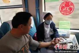 义诊活动登上公益慢火车图片