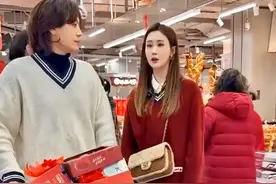 韩星李多海已经定居上海，夫妻二人入乡随俗了，过年了忙着办年货图片