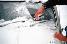 冬季车停在户外，早上开车，车窗玻璃结冰，教你一招快速解决图片