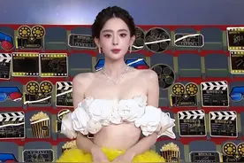 有一种“尴尬”叫娜扎玩性感，明明身材平平无奇，却偏要露点什么图片
