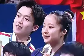 申裕斌和王楚钦同框合影有意思，韩国姑娘心花怒放，真心喜欢大头图片