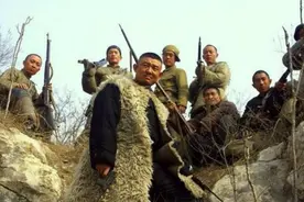 湘西上千土匪，包围30名解放军，侦察连长却让敌人不战而退图片
