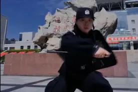 警校女生踢刀变装主打一个帅图片