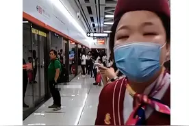 “地铁砸锤”后续：整个武汉被牵连，地铁公司回应，评论区一边倒图片