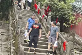 樊振东在打比赛，爸妈去登武当山，低调不张扬，樊振东好像妈妈。图片