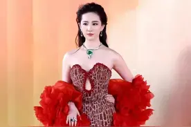 刘亦菲宝格丽活动跳舞遭吐槽：网友热议，尊重明星外貌何时休？图片