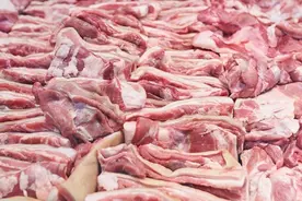 男子实名举报，重庆一食品公司向学校配送变质猪肉！网友炸锅了！图片
