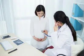我刚在医院查出怀孕，就撞见我丈夫正在陪一个陌生女人做产检图片