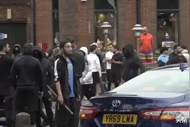 英国大乱继续！穆斯林街头搜打白人，老人都不放过，白人成二等民图片