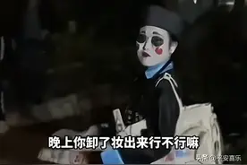 女子晚上户外直播身穿“僵尸服”吓坏小区遛狗大爷！网友评论爆笑图片