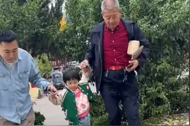 天赐亲姐姐罕见露面，与妹妹过于生疏，田新菊满脸笑容煎饺子接待图片