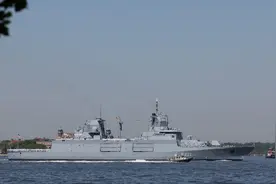 德舰到台海刷存在感，开着信号“高举双手”，被解放军左右包夹图片