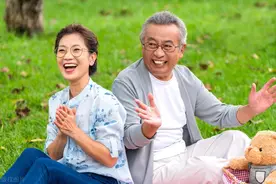 人到晚年，幸福生活主要靠子女，认同吗？图片