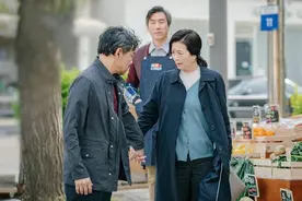 小舅子找我借10万，5年后他还我一张卡，查完余额我反应半天图片