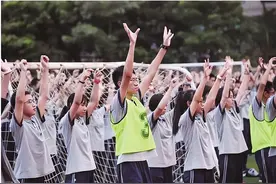 丢沙包滚铁圈、千人齐跳尊巴舞……厦门中小学大课间活动“花样翻新”图片