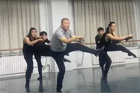 因《奔腾》舞蹈短视频走红，“网红院长”姜铁红曾被医院下达病危通知图片
