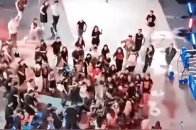 王鹤棣遭围观人群冲进场推搡，现场画面曝光，一男粉摔倒后被淹没图片