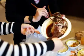 60年代吃糠咽菜，70年代粗粮充饥，80年代勉强温饱，现在吃什么？图片
