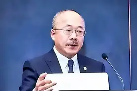 小资产阶级的软弱性与精致利己主义图片