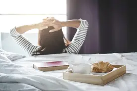 “儿媳，你白天伺候我，晚上上班，啥也不耽误”儿媳怒：你脸真大图片