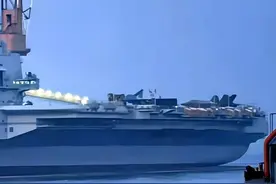 不装了！维修中的辽宁舰默默的拉出歼-35，这必会让美国海军破防图片