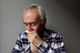 咳嗽从干咳到有痰，是病情好转还是加重了？医生说出答案图片